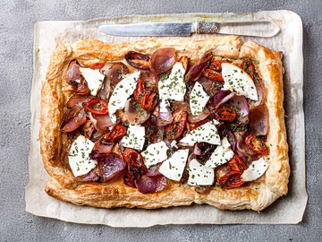 Τάρτα με καραμελωμένα κρεμμύδια