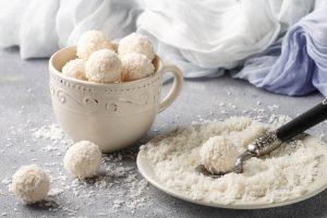 χιονούλες με ινδοκάρυδο και ζαχαρούχο γάλα εύκολο γλυκό με 3 υλικα χιονακια τρουφακια με ινδικη καρυδα