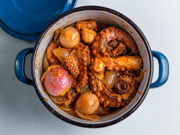 Χταπόδι κρασάτο στην κατσαρόλα