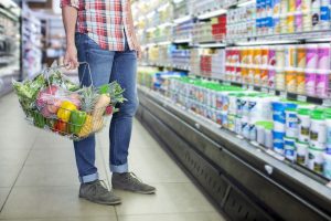 Οι γρήγοροι ρυθμοί στη ζωή μας και τα πολλά πράγματα που έχουμε να κάνουμε καθημερινά, σε συνδυασμό με άλλα προβλήματα, πολύ συχνά δημιουργούν άγχος και στρες. Και ενώ η αντιμετώπιση των σοβαρών καταστάσεων άγχους συνήθως επιτυγχάνεται με τη φαρμακευτική αγωγή και την ψυχοθεραπεία, οι ειδικοί τονίζουν ότι ακόμα και οι μικρές αλλαγές στη διατροφή μας, μπορούν να παίξουν εξίσου σημαντικό ρόλο στην καταπολέμησή του.