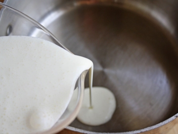 Πώς δεν θα κολλήσει το γάλα στον πάτο της κατσαρόλας