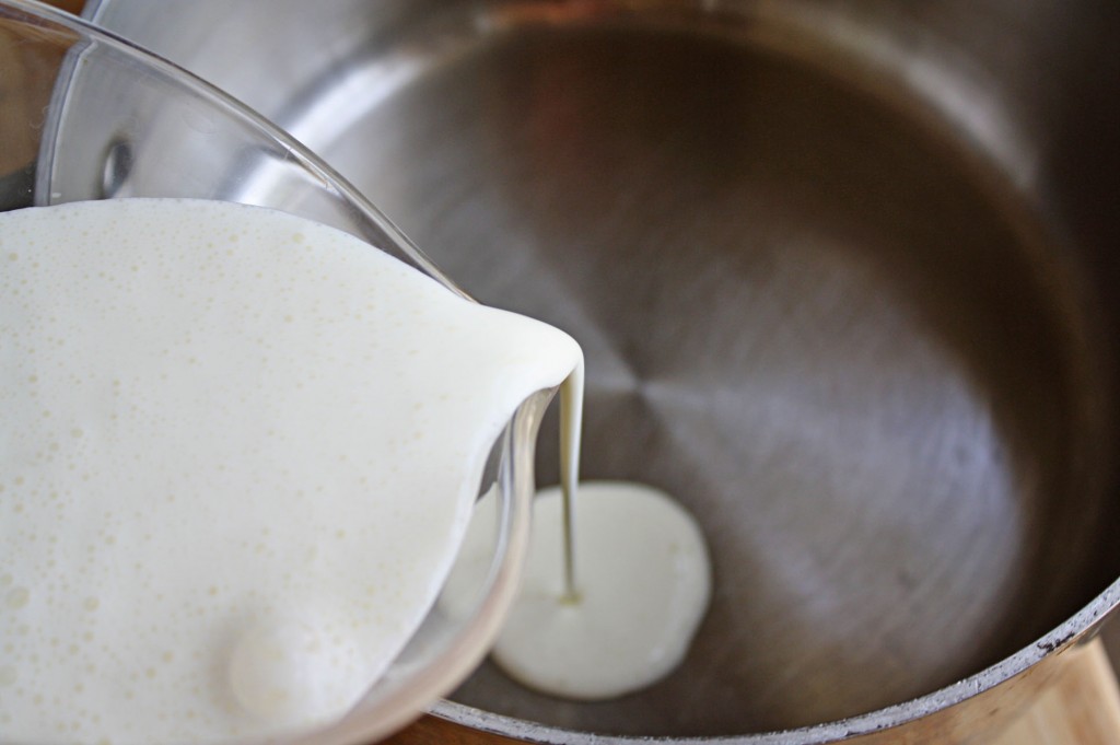 Πώς δεν θα κολλήσει το γάλα στον πάτο της κατσαρόλας