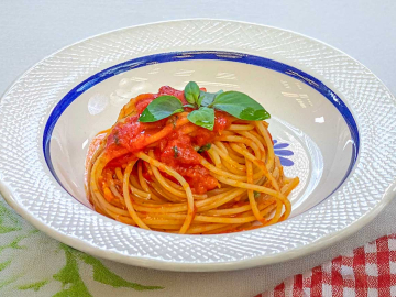 Μακαρόνια με σάλτσα ντομάτας (Ναπολιτάνα)