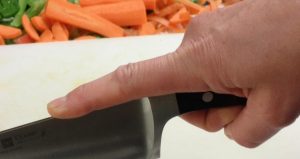Μήπως κρατάτε το μαχαίρι σας με το δείκτη να πιέζει τη λάμα όπως στη φωτογραφία παρακάτω; Αυτός ο τρόπος κρατήματος του μαχαιριού σας δεν ενδείκνυται, γιατί δεν είναι σταθερός και επιπλέον είναι και επικίνδυνος.