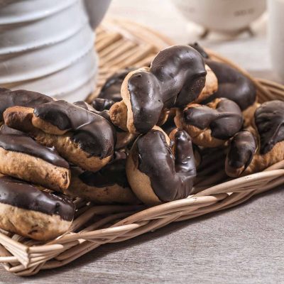 Αργυρώ Μπαρμπαρίγου | Εύκολα, νηστίσιμα κουλουράκια με σοκολάτα, ιδανικά για τον καφέ σας! κουλουράκια κανέλας με επικάλυψη σοκολάτας