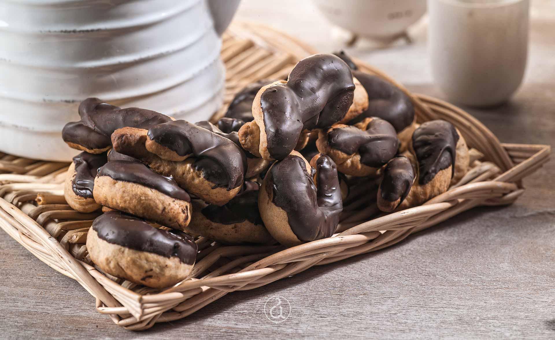 Αργυρώ Μπαρμπαρίγου | Εύκολα, νηστίσιμα κουλουράκια με σοκολάτα, ιδανικά για τον καφέ σας! κουλουράκια κανέλας με επικάλυψη σοκολάτας