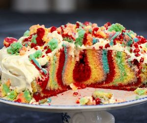 Κέικ ουράνιο τόξο (rainbow cake) σαν τούρτα