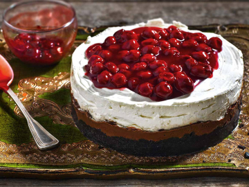 Συνταγή για τσιζκέικ με πραλίνα και σάλτσα βύσσινο