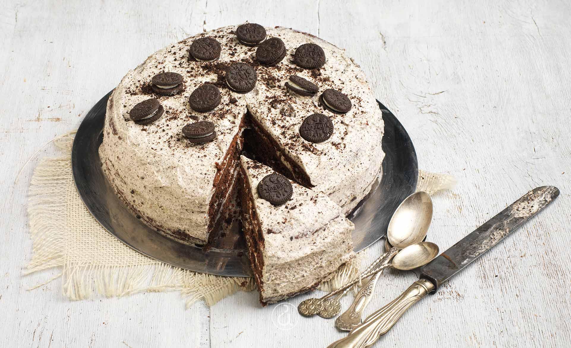 Σοκολατένια τούρτα γενεθλίων με μπισκότο