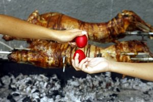 αρνί στη σούβλα αρνάκι ή κατσικάκι; δέσιμο αρνί σούβλας