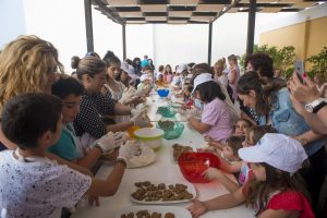 Στα πλαίσια της δράσης «Aegean gardeners» , οι μικροί κηπουροί του Αιγαίου, έπαιξαν το παιδαγωγικό και ψυχαγωγικό παιχνίδι με τις κάρτες όπου οι ομάδες ανταγωνίστηκαν στην διάκριση των βοτάνων και αρωματικών με μεγάλο ενθουσιασμό. Στα σχολεία, 5o δημοτικό σχολείο Κω με διευθυντή τον Γιάννη Διακομανώλη, 1ο γυμνάσιο Κω με διευθυντή τον Παναγιώτη Πηλιγκό, Δημοτικό σχολείο Ζηπαρίου Κω με διευθύντρια την Ρέβελα Φραντζέσκα, Δημοτικό σχολείο Κεφάλου με διευθύντρια την Ευανθία Μπίλια Παπαντωνίου και Γυμνάσιο Αντιμάχειας με διευθυντή τον Γιάννη Κρητικό , 500 περίπου μαθητές, μαζί με τους καθηγητές τους μυήθηκαν στο θέμα, έπαιξαν το παιχνίδι, συζήτησαν τις απορίες και τις εμπειρίες τους με την Αργυρώ Μπαρμπαρίγου και τον Νίκο Ρένεση, πάνω στα θέματα γαστρονομίας, παραδοσιακών συνταγών, συμμετοχής τους στο μαγείρεμα, συλλογής φυτών και βοτάνων και τόσα άλλα. Μίλησαν για την αξία των αυτοφυών φυτών και τα παιδιά έδειξαν αρκετά ενημερωμένα από τους  παππούδες και τους περιπάτους στο βουνό.