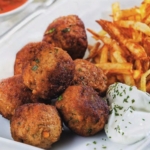 κεφτεδάκια με ντομάτα και γιαούρτι