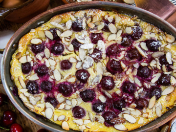 Αφράτη κερασόπιτα αμυγδάλου