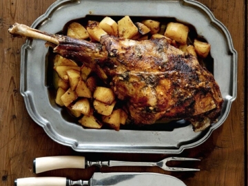 Αρνάκι στη γάστρα με πατάτες