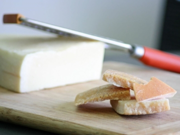 Τρώγεται η εξωτερική φλούδα από το τυρί;