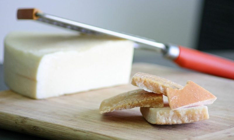 Τρώγεται η εξωτερική φλούδα από το τυρί;-featured_image