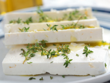 Άλμη για φέτα: Πώς να συντηρήσω τη φέτα για μεγαλύτερο διάστημα