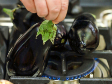Πώς καπνίζουμε τις μελιτζάνες για μελιτζανοσαλάτα