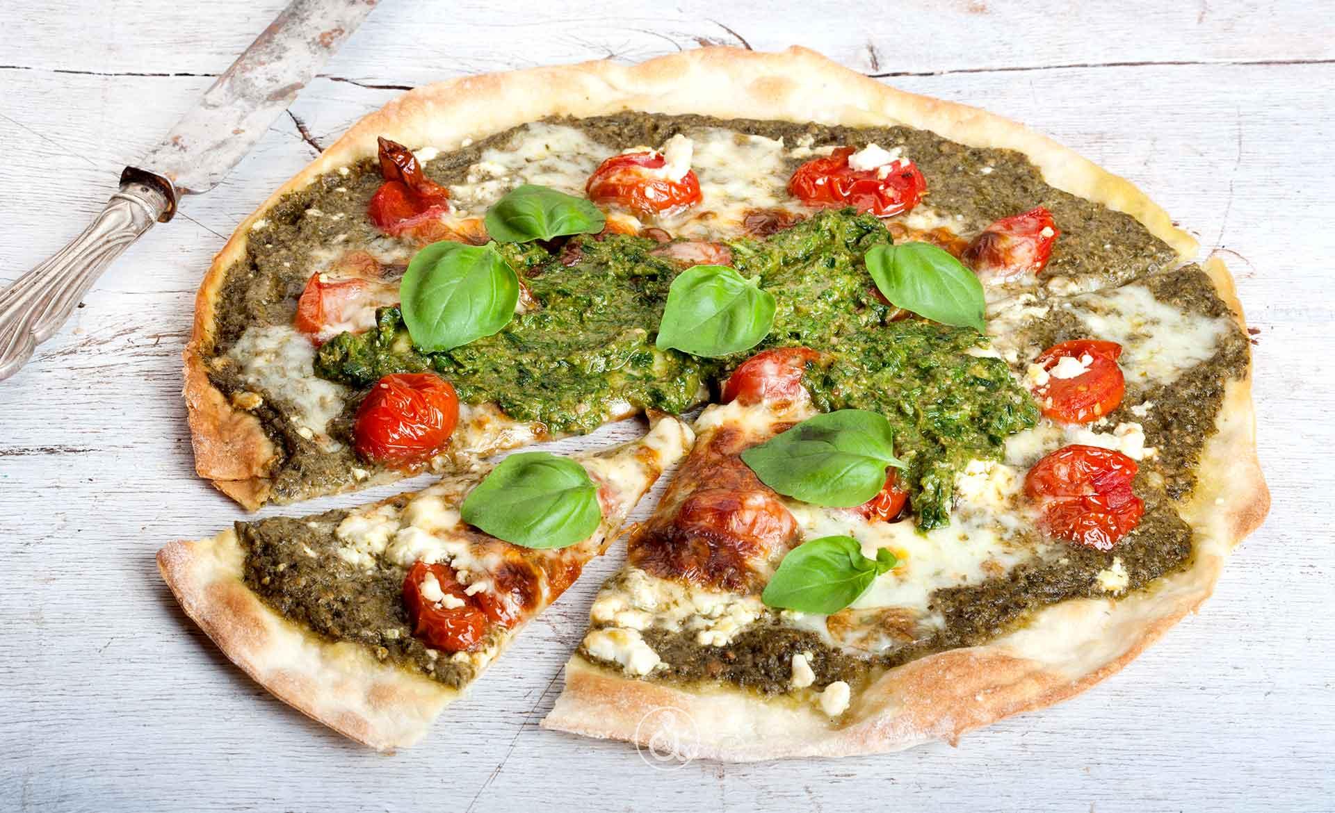 Πίτσα με σάλτσα verde, ψητά ντοματίνια με μυρωδικά και φέτα