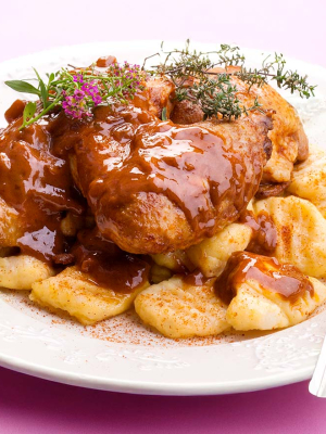 Νιόκι με κοτόπουλο και κόκκινη σάλτσα