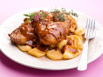 Νιόκι με κοτόπουλο και κόκκινη σάλτσα