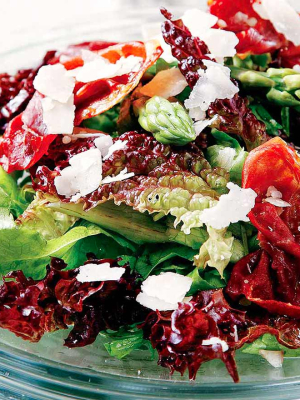 Πράσινη σαλάτα µε σπαράγγια και τραγανό προσούτο