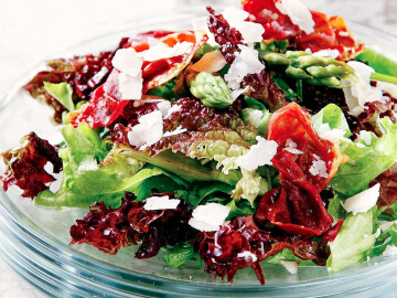 Πράσινη σαλάτα µε σπαράγγια και τραγανό προσούτο