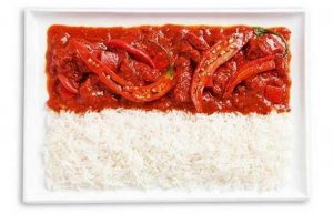 Σημαία της Ινδονησίας με πικάντικο κάρι και ρύζι