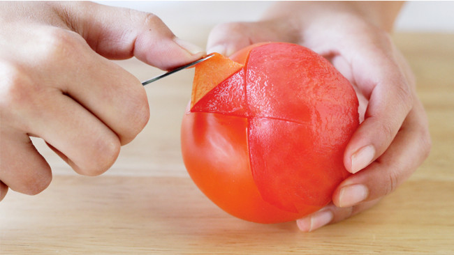 Πώς να ξεφλουδίσετε εύκολα τις ντομάτες