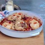Φιλέτο κοτόπουλο στο φούρνο με ντοματίνια και γραβιέρα