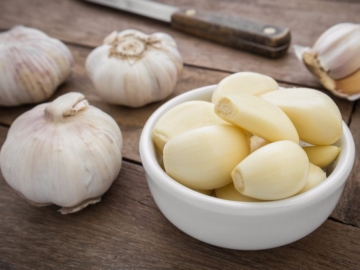 Πώς να καθαρίσετε γρήγορα το σκόρδο