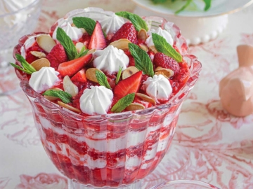 Μαρέγκα γλυκό με κρέμα και φράουλες