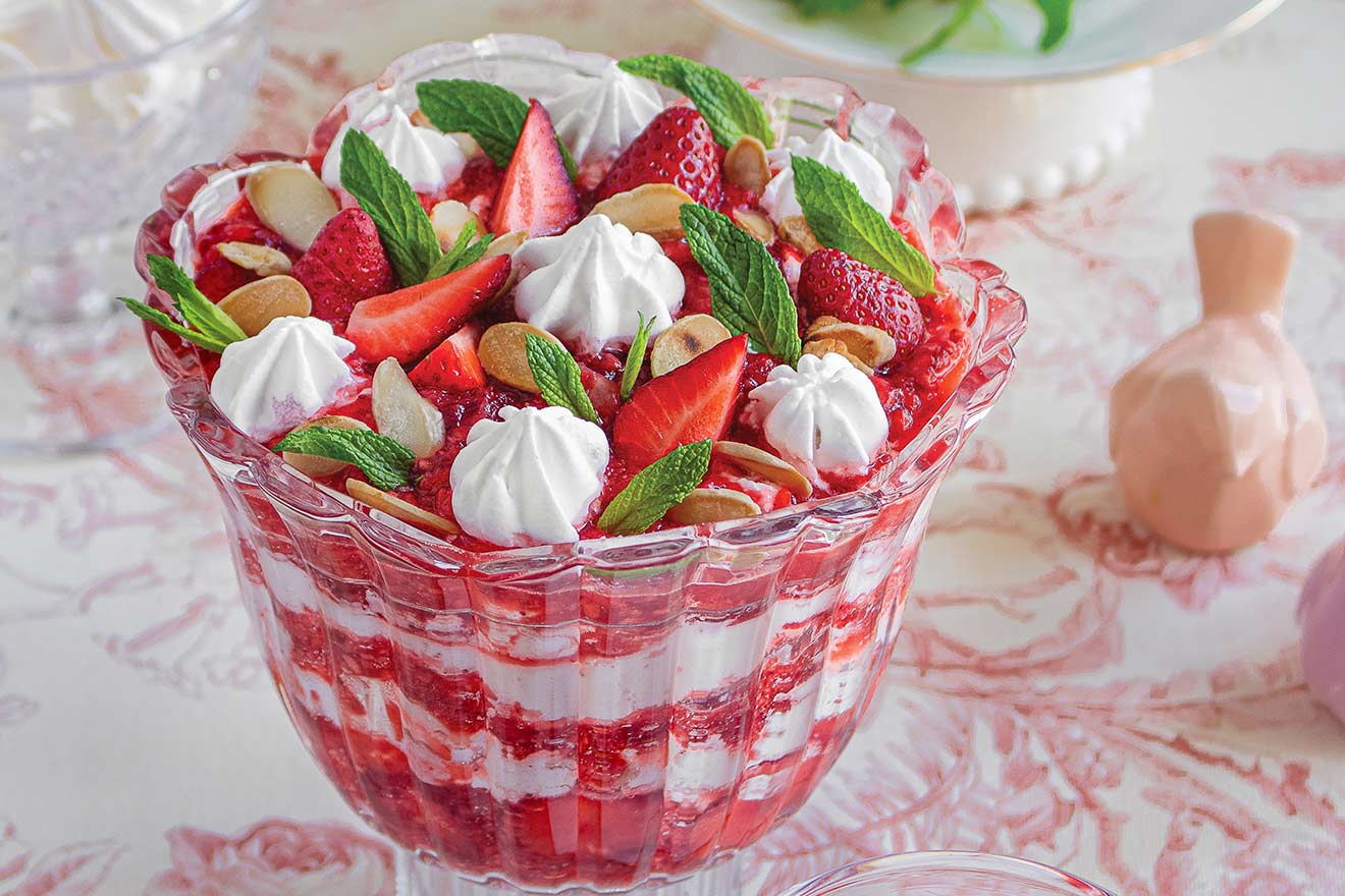 Μαρέγκα γλυκό με κρέμα και φράουλες