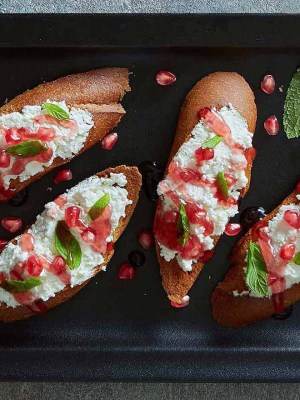 Φρυγανισμένο ψωμί με φρέσκο τυρί και ρόδι