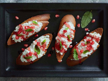 Φρυγανισμένο ψωμί με φρέσκο τυρί και ρόδι