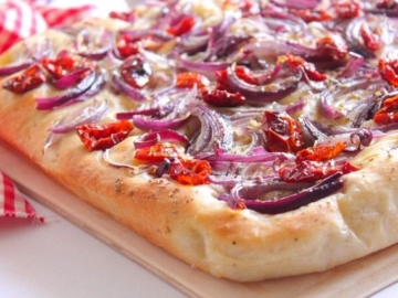 Ελληνική πίτσα με άρωμα Αιγαίου