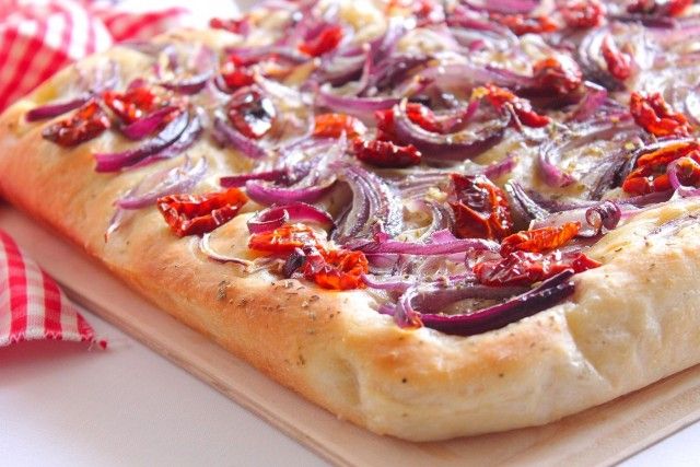 Παραδοσιακή Λαδένια Κιμώλου: Ελληνική πίτσα με άρωμα Αιγαίου