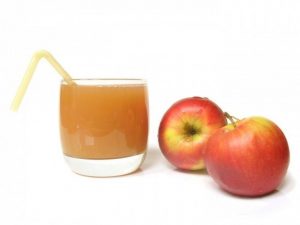 φυσικός χυμός μήλου στο μπλέντερ