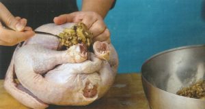 Πώς θα δέσετε τη γεμιστή γαλοπούλα ή το γεμιστό κοτόπουλο