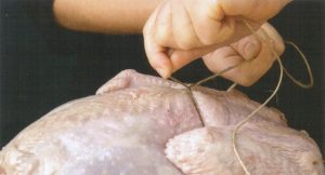 Πώς θα δέσετε τη γεμιστή γαλοπούλα ή το γεμιστό κοτόπουλο