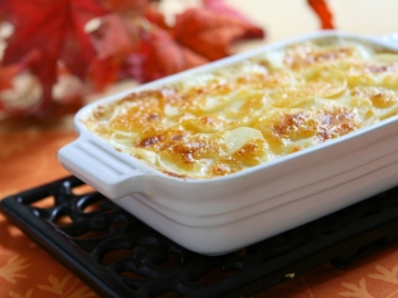 Κοτόπουλο ογκρατέν με πατάτες & γραβιέρα