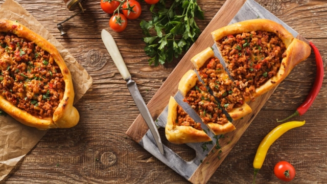 πεϊνιρλί με κιμά γέμιση ζύμη