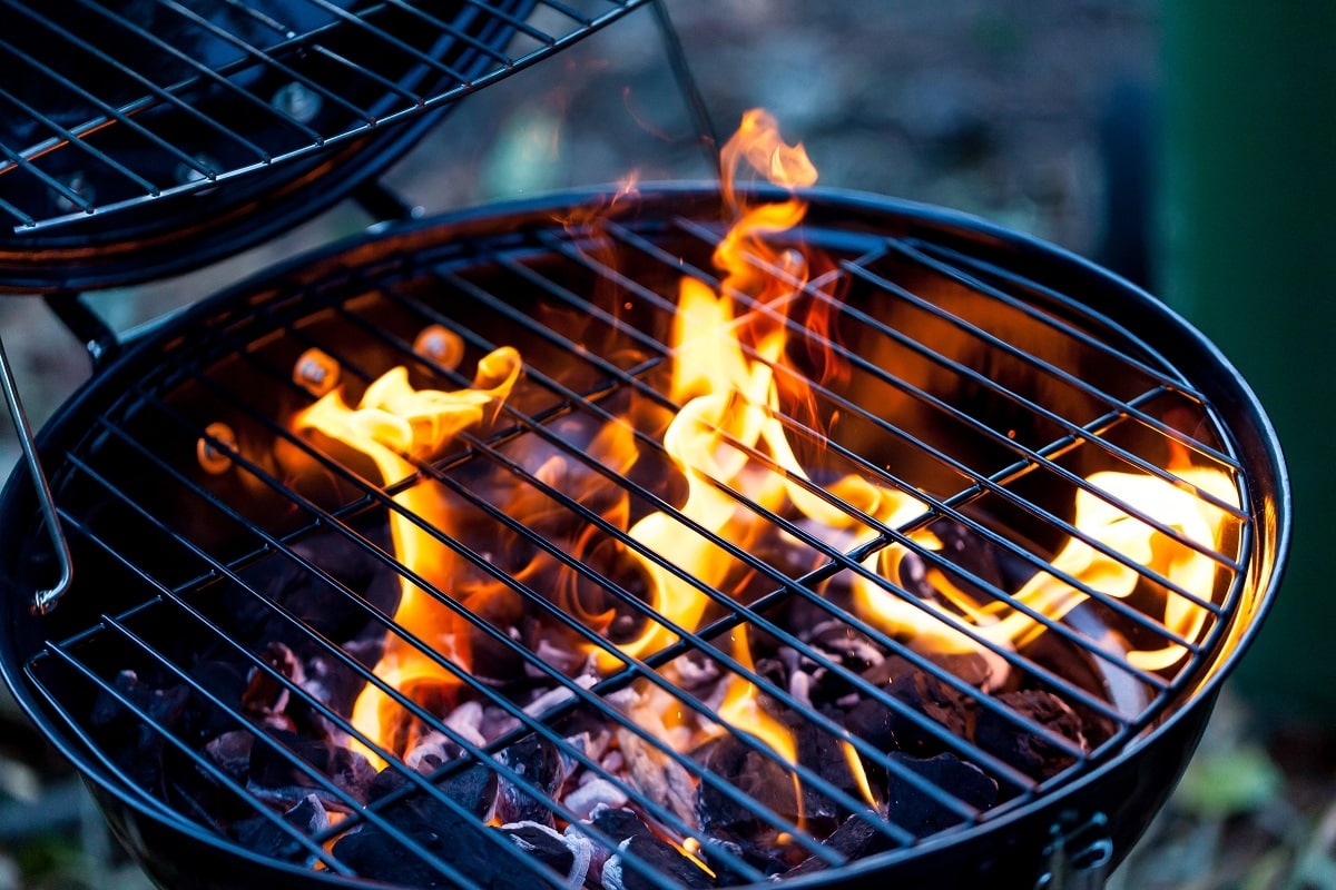 Πώς να καθαρίσετε τη σχάρα του bbq χωρίς χημικά