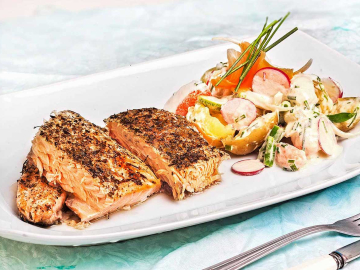 Σολομός ψητός με λαχανικά και σάλτσα ταρτάρ