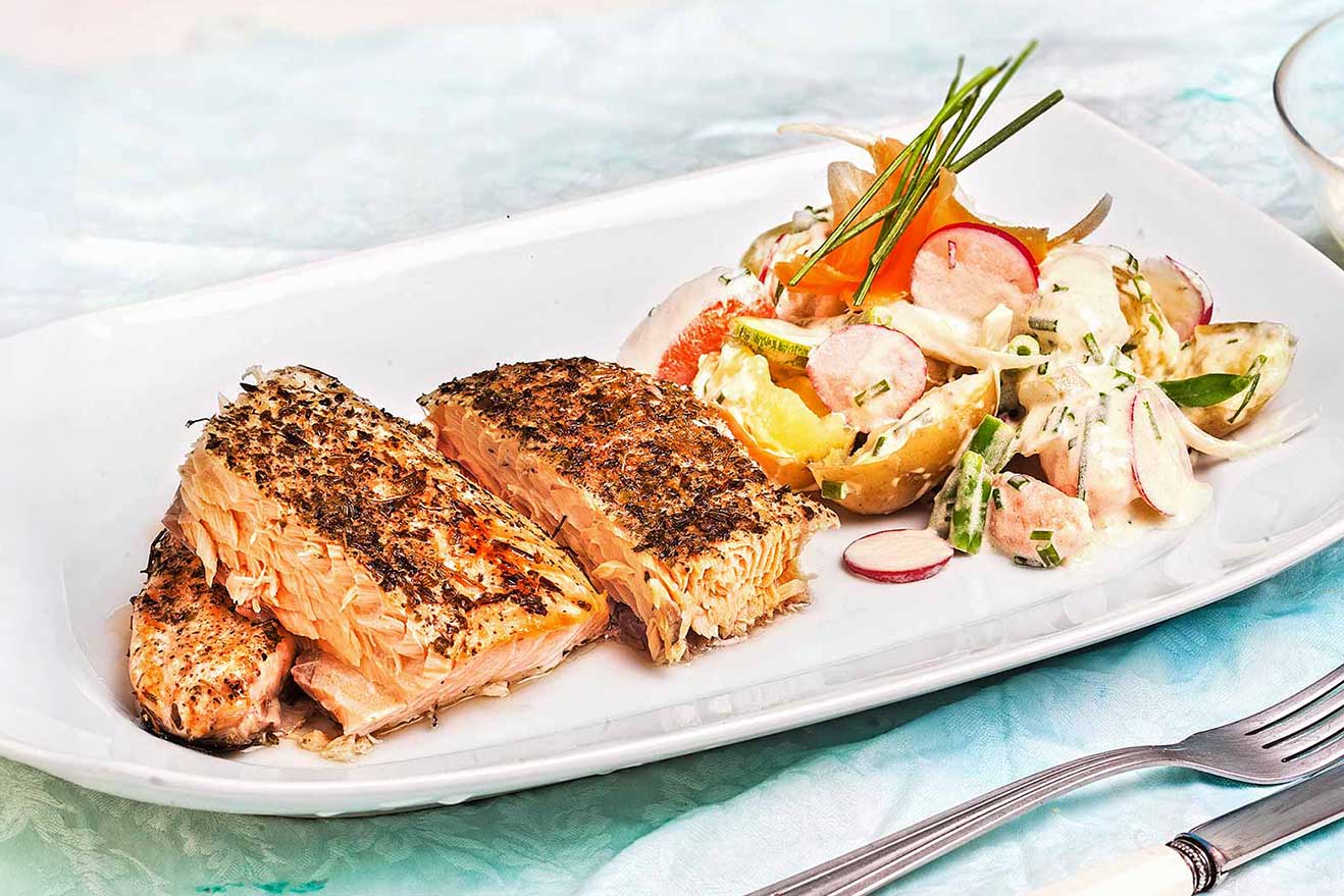 Σολομός ψητός με λαχανικά και σάλτσα ταρτάρ