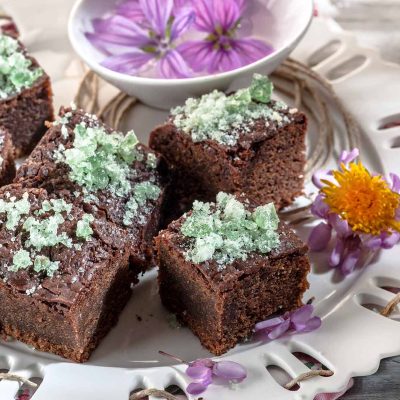 Brownies με σοκολατένια αυγά που περίσσεψαν