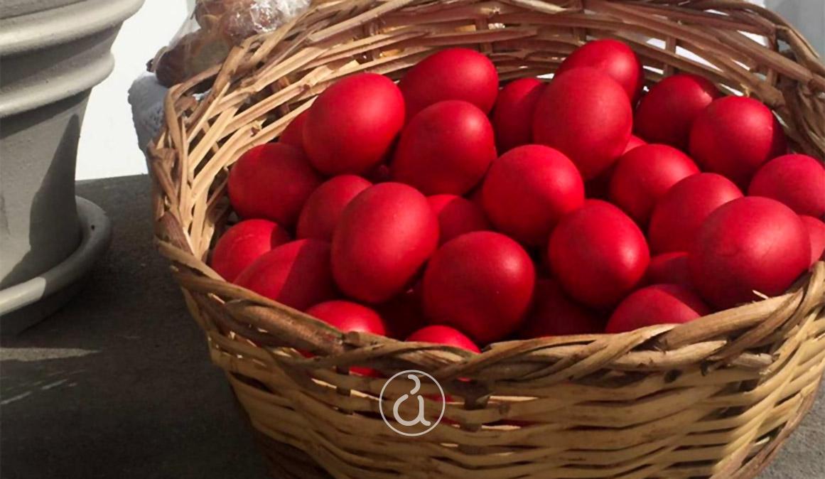 Βάψιμο αυγών & κόκκινα πασχαλινά αυγά