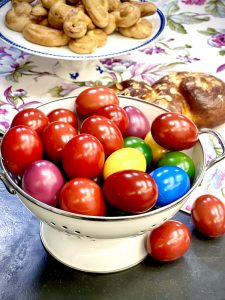 βάψιμο αυγών - βάψιμο αυγών με χρώματα ζαχαροπλαστικήσ - βάψιμο αυγών με παντζάρια - βάψιμο αυγών με χρώμα ζαχαροπλαστικήσ - βράσιμο πασχαλινών αυγών-