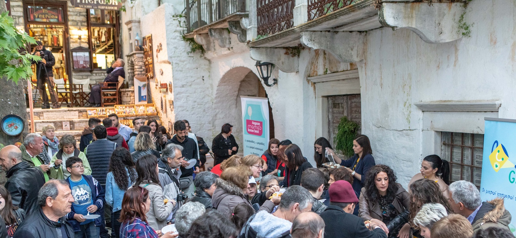 Η σεφ Αργυρώ Μπαρμπαρίγου ανέδειξε παραδοσιακές συνταγές που βασίζονται σε τοπικά προϊόντα κτηνοτροφικά κυρίως και στα φυτά, αρωματικά και βότανα του νησιού.