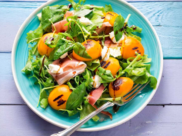 Ανάμεικτη σαλάτα με προσούτο και βερίκοκα